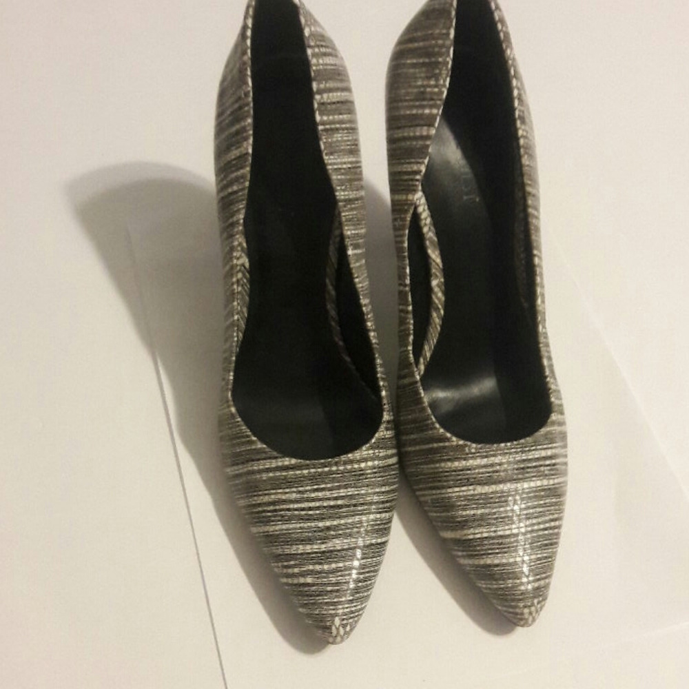 Nine West Black and white pump, size 8.5M